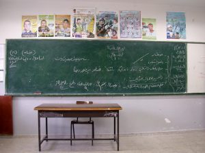 Foto's van omgekomen martelaars hangen in Palestijnse klaslokalen