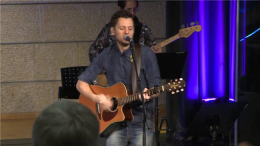 2019830817 videoThumbnail l Dit lied, Elohim Lanu Machaseh va Oz (אלוהים לנו מחסה ועוז) is een vertolking van de tekst van Psalm 46:2 en 8, God is ons een toevlucht en kracht; Hij is in hoge mate een hulp gebleken in benauwdheden. De HEERE van de legermachten is met ons; de God van Jakob is voor ons een veilige vesting. In deze uitvoering wordt het gezongen door het aanbiddingsteam van de King of Kings gemeente in Jeruzalem.