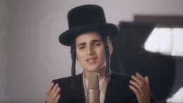 MottySteinmetz Na zijn concert in Afula voor een orthodox Joods publiek, waar mannen en vrouwe gescheiden zaten, met daartussen een mechitza, een kloek uitgevallen laken, een concert dat door het Hooggerechtshof verboden was maar gewoon doorging, kent iedereen in Israël deze zanger. Ter gelegenheid van Shavoe'ot, Wekenfeest of Pinksteren, werd deze prachtige videoclip gemaakt, met als titel 'Moge God mijn hart openen om de heilige Torah te begrijpen'.