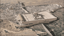 Tempel Van zaterdagavond 10 tot zondag 11 augustus vermeldt de Joodse kalender Tisha be'Av, de negende van de maand Av, de treurdag om de verwoesting van de Eerste Tempel en de Tweede Tempel, en tal van andere rampen die het volk Israël troffen, in vroeger dagen en in deze tijd. Religieuze Joden vasten de gehele dag, van zonsondergang tot de volgende zonsondergang. Bij deze dag past de treurzang Kol berama nishma, Een stem is in Rama gehoord. Het is een tekst uit Jeremia 31:15-17, die tijdens de tweede dag van het Joodse Nieuwjaar wordt voorgelezen in de Profetenlezing: Er is een stem gehoord in Rama, een rouwklacht, een zeer bitter geween: Rachel weent over haar kinderen. Zij weigert zich te laten troosten over haar kinderen, want zij zijn er niet meer. Zo zegt de HEERE: Bedwing uw stem van geween, en uw ogen van tranen, want er is loon voor uw werk, spreekt de HEERE. Zij zullen uit het land van de vijand terugkomen, en er is hoop voor uw nakomelingen, spreekt de HEERE, uw kinderen zullen terugkomen naar hun gebied.