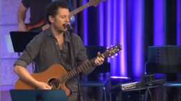 shema Een bekend gedeelte uit de shabbatslezingen van vorige week is Deuteronomium 6:4, Hoor Israël, de HEERE is onze God, de HEERE is één'. Een tekst, die als de Joodse geloofsbelijdenis wordt beschouwd. In de video kunt u luisteren naar een moderne uitvoering door de King of Kings gemeente in Jeruzalem.