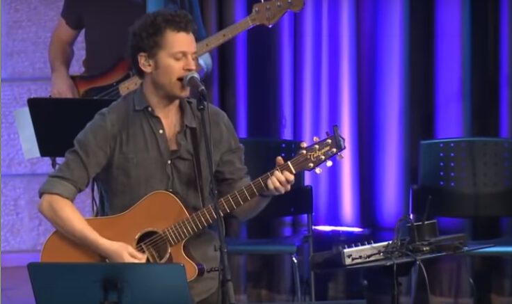 shema Een bekend gedeelte uit de shabbatslezingen van vorige week is Deuteronomium 6:4, Hoor Israël, de HEERE is onze God, de HEERE is één'. Een tekst, die als de Joodse geloofsbelijdenis wordt beschouwd. In de video kunt u luisteren naar een moderne uitvoering door de King of Kings gemeente in Jeruzalem.