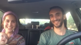 OneDayFoto Wij verwelkomen deze shabbat met het lied One Day, een lied van verlangen naar vrede. Meer dan 40 miljoen mensen over de hele wereld beluisterden de 'carpool'-uitvoering door het schattige echtpaar Yoni en Nina Tokaye met hun kinderen. Yoni en Nina Tokaye ontmoetten elkaar in de orthodoxe Joodse wijk van Tzfat, Israël. Ze zijn vier jaar getrouwd en wonen nu met hun twee kinderen Ashira (3) en Achiya (1) in de landelijke stad Pardes Hanna in noordelijk Israël. Hun cover van het liedje One Day is wereldwijd meer dan 40 miljoen maal bekeken. Hier zijn de teksten van het lied, geschreven door Matisyahu.