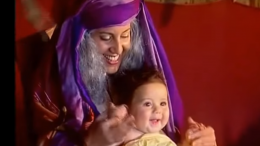 Sara moeder In deze video, door Opa Tuvia gemaakt voor kinderen, zien we hoe Abraham en Sara bezoek krijgen van drie engelen, die hen een zoon beloven. En na negen maanden kan Sara zich verheugen over een baby. De geschiedenis staat in Genesis 18 en 21.