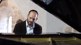 Razel katonti Bij zijn terugkeer uit Charan, met vrouwen, kinderen en kudden vee, vreest Jakob zijn broer Ezau te ontmoeten, en hij bidt tot God: Ik ben te gering voor al Uw gunst­bewijzen en voor al de trouw, die U aan uw knecht hebt bewezen. De Joodse zanger Yonatan Razel zingt de Hebreeuwse tekst uit Genesis 32:10. https://www.youtube.com/embed/HZYivKwVmJc