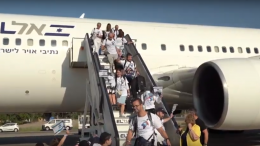 muziekvideo come home Ter gelegenheid van de Internationale Dag van de Migranten, op 18 december, publiceerde het Israëlische Centraal Bureau voor de Statistiek de aantallen immigranten in het Heilige Land, een aantal dat met de jaren toeneemt. Deze video roept op: Kom naar huis.