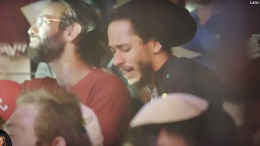 200110muziekvideo Ter gelegenheid van het bezoek aan Israël door de religieuze leider van Indonesië, Sheikh Haji Yahya Cholil Staquf, nodigde Koeloelam, een Israëlische beweging voor volkszang, op 14 juni 2018 duizend mensen uit naar de Toren van David in Jeruzalem om samen één lied te zingen, in drie talen en in een driestemmige harmonie.