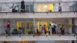 mrt balkonconcert Nu bijeenkomsten niet meer zijn toegestaan wegens het coronavirus, vonden de musicus Ran Yehoshua en de bewoners van de Jeruzalemse Ben Tabaistraat, die thuis zaten omdat ze geen werk hebben en de scholen gesloten zijn, een manier om samen te zingen. Yehoshua sloot zijn gitaar en versterker aan, en vanaf de balkons zongen de buren mee. Een bekend klassiek lied, Bashana, Bashana haba'a, Wanneer het volgende jaar komt, met als tekst: Volgend jaar zitten we op ons balkon en tellen de trekvogels. Kinderen met vakantie spelen tikkertje tussen de huizen en velden. Je zult zien, je zult zien, hoe goed de dingen zullen zijn. Verder zongen ze ‘Lu Yehi’, een Hebreeuwse versie van de Beatles-song ‘Let It Be’, en ‘Adom Olam,' vertelde Yehoshua. De Ben Tabaistraat is een doodlopende weg, omgeven door flatgebouwen uit de jaren 1970, waarvan er veel grote balcons aan de straatkant hebben. ‘We zijn hier in de straat als een dorp’, zegt Yehoshua, die ook in deze straat woont. Er zijn 120 buren in hun buurt-WhatsApp groep, met veel jonge gezinnen, die informatie delen over babysitters kinderartsen, ‘alle gebruikelijke zaken’, vertelde Yehoshua aan The Times of Israel. Het idee van een balkonconcert kwam een week daarvoor op bij Yehoshua, toen de activiteiten die hij voor de stichting Latet Pe uitvoert, hulp aan kinderen die lijden onder seksueel misbruik, in scholen niet doorgingen. Deze organisatie maakt voor zijn werk veel gebruik van theater en muziek, helpt kinderen genezen en weer sterkt te worden De organisatie doet veel van haar werk door middel van theater en muziek, het helpen van kinderen te genezen en kracht op te doen. Yehoshua en zijn medewerkers voelden zich bezwaard door de aanval van slecht nieuws, en brainstormden over manieren om boven de situatie uit te stijgen die door het coronavirus werd veroorzaakt. ‘Zingen helpt ons altijd om ons beter te voelen, het is een manier om te bidden,’ zei Yehoshua. Samen met een andere bewoner van de straat postte hij zijn idee van een buurtconcert op de wijk-Whatsapp.