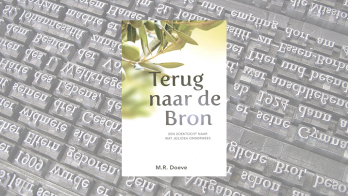 MvP Studie over Messiaans geloven Steeds meer christenen onderkennen dat de Here Jezus en zijn leerlingen een groepering vormden in het eerste eeuwse Jodendom. Daarmee is echter nog niet de slag gemaakt naar wat dit betekent voor hedendaagse Joods-christelijke Bijbelinterpretatie en toepassing daarvan: Messiaans geloven. Mike Doeve doet daartoe een poging in het lijvige studieboek ‘Terug naar de bron’. Hoe deed hij dat? Deze recensie is oorspronkelijk geschreven voor Uitdaging.nl. Boekanalyse Na een voorwoord, een afkortingenlijst en ‘handige informatie’ (verantwoording en leeswijzer) volgen 11 hoofdstukken ingedeeld in vier delen. Deel 1 (H1-2) is een introductie op het boek; deel 2 (H3-5) gaat over het Messiaanse rijk, het Sinaïtische verbond en de heilsgeschiedenis van Israël; deel 3 (H6-10) gaat over het Nieuwe verbond, de Romeinenbrief, het aardse en het geestelijke en het leven van de Here Jezus; deel 4 (H11) gaat over het tweedelingsdenken (kerk en Israël apart). Doeve besteedt de meeste aandacht aan de verspreiding van het Evangelie, de Romeinenbrief en de tegenstelling ‘vlees’ en geest. Ook is er veel aandacht voor de overeenkomst tussen het Mozaïsche verbond en het leven van de Here Jezus. Voetnoten geven literatuurverwijzingen en diepte-informatie. Achter in het boek zijn drie appendices, een namen- en begrippenlijst, een korte Bijbeltekstregister en een literatuurlijst opgenomen. Onderscheidend boek Doeve gebruikt veel Hebreeuwse benamingen en geeft er uitleg over. Dat is niet bedoeld om het de lezer onnodig moeilijk te maken, maar om de diepere betekenis ervan te laten zien. Hij behandelt veel misvattingen die onder christenen bestaan, zoals de Vervangingstheorie (Kerk heeft Israël vervangen als Gods volk) en de blijvende betekenis van de Verbondsvoorwaarden (Torah) door de misvattingen erover te weerleggen. Interessant is dat hij steeds de traditionele christelijke opvatting erover geeft en daarbij een alternatieve Messiaanse (Joods-christelijke) uitleg plaatst. Ook wordt in dit boek veel Bijbel(her)interpretatie en uitleg gegeven. Evaluatie Dit is een belangrijk en grondig studieboek over Messiaans denken en doen. Maar voor Doeve betreft dat hoofdzakelijk Messias-belijdende Joden en hij beschrijft maar een bepaalde vorm (traditioneel Judaïsme). Daarmee volgt hij de breed geaccepteerde weg waaraan niet-Joden geen aanstoot zullen nemen. Jammer is dat Doeve veel te veel herhaalt in zijn toch al veel te dikke boek. Daar komt bij dat hij ook nogal wollig is (overtollig woordgebruik) met soms onjuiste zinnen en woorden. Waarschijnlijk had hij met minder dan een derde aan pagina’s ook zijn boodschap goed en grondig kunnen behandelen. Doeve is ook nogal tegenstrijdig en inconsequent. Zo verwerpt hij de Twee-wegentheorie (Israël en de kerk elk hun eigen heilsweg), maar stelt toch dat de Torah van Mozes alleen voor Joodse gelovigen is bedoeld. Feitelijk dus wel Twee-wegentheorie. Vervolgens stelt hij toch dat niet-Joodse gelovigen vrij zijn om wel aan (volledige) Torah navolging te doen. Zijn boek is ook gericht aan niet-Joodse gelovigen, minder aan Joodse. Het is onbegrijpelijk dat dit boek geen zakenregister heeft. Ondanks bovenstaande kritiek is dit boek zeker een aanrader voor de geïnteresseerden. Doeve, M.R., Terug naar de Bron. Een zoektocht naar wat Jesjoea onderwees. 2017, Scholten, Zwolle. 948 pagina’s, € 28,95, ISBN: 9789079859740.