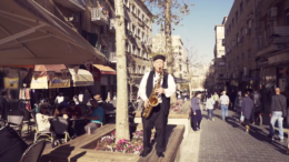 mei saxofonist Deze vrijdag is het Yom Yeroeshalayim, Jeruzalemdag. Op deze dag wordt de hereniging van de stad na de Zesdaagse Oorlog herdacht. Daarom vandaag een vrolijke saxofonist, die overal in de stad de melodie van het lied 'Halleluja' laat horen.