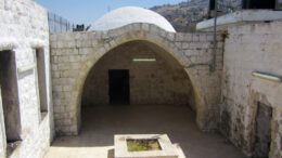 Josephs Tomb in Shechem Het graf van Jozef, een Joodse gebedsplaats in Palestijns gebied, is een gemakkelijk doelwit voor tegenstanders van Israël. De deksteen van het graf werd in stukken gegooid, en er werd brand gesticht in enkele kamers met Joodse religieuze voorwerpen. Het graf wordt geacht onder bescherming te staan van de Palestijnse politie, en die heeft de relschoppers uiteindelijk weggestuurd.