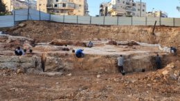 steengroeve jeruzalem Het bekende high-tech industriegebied in noordwest Jeruzalem draagt de naam 'Har Hotzvim' ('Heuvel van de Steenhouwers'), maar niet iedereen weet waarom. Opgravingen van de Israel Antiquities Authority (IAA), voorafgaand aan de toekomstige ontwikkeling door de Moriah Jerusalem Development Corporation, leverden vorig jaar het bewijs van de ware betekenis van de naam door de ontdekking van een enorme oude steengroeve die blijkbaar dateert uit de Tweede Tempel periode, zo'n twee­duizend jaar geleden.