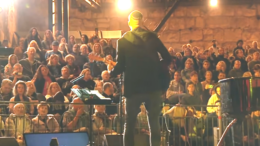 YoshuaAaronPs121 'Ik sla mijn ogen op naar de bergen, vanwaar mijn hulp komen zal. Mijn hulp is van de HEERE, Die hemel en aarde gemaakt heeft.' Zo begint de bekende psalm 121. Joshua Aaron voerde deze samen met Yaron Cherniak en Aaron Shust uit in de Davidstoren in Jeruzalem in 2019, om te vieren dat hij tien jaar actief is in de muziek, en om de 71e verjaardag van de Staat Israël te vieren.