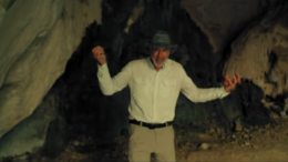 grot david saul De wildernis is gewoonlijk dor en droog, maar er is een oase met water aan de westkant van de Dode Zee die En Gedi heet, wat 'bron van de wilde geit' betekent. David, op de vlucht voor koning Saul, verborg zich in een grot in dit ongewoon weelderige en populaire toeristische gebied in de Judese woestijn.