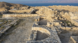 machaerus In de vesting bij Machaerus, Jordanië, dicht bij de Dode Zee, is enkele jaren geleden de troonzaal waar Salome zou hebben gedanst voor koning Herodes Antipas ontdekt. Archeologen zijn bezig met een gedeeltelijke reconstructie van de koninklijke zaal in het paleis dat door Antipas' vader Herodes de Grote werd gebouwd, blijkbaar als een versterking van een bolwerk dat oorspronkelijk door de Hasmoneese koning Alexander Jannaeus rond 90 BCE werd opgericht. Binnen de koninklijke binnenplaats van 7.000 vierkante meter hebben archeologen een halfronde nis gevonden waar volgens hen de troon heeft gestaan.