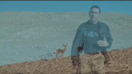 Karkom Meerdere bergen in de regio Negev, Sinaï en noordelijk Arabië maken er aanspraak op, dat zij de berg Sinaï zijn waar Mozes God ontmoette en de Tien Geboden ontving. Een ervan is de berg Karkom. Deze ligt in het zuidwesten van de Negev woestijn in Israël, halverwege Kades Barnea (gelegen aan de huidige grens tussen Israël en de Egyptische Sinaï) en Petra, in het huidige Jordanië, en past dus goed in de mogelijke reisroute van het volk tijdens de Uittocht.