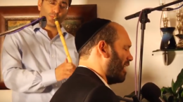 YonatanRazel De Amerikaans-Israëlische orthodoxe zanger Yonatan Razel komt weer naar Nederland! Hij geldt als één van de meest veelzijdige Joodse muzikanten ter wereld. Hij treedt op in Gebouw 055 in Apeldoorn op maandag 31 oktober, in De Lawei in Drachten op dinsdag 1 november, en in De Poort in Oud Beijerland op donderdag 3 november.