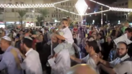 simchattorah2012 Tijdens een feestelijke Simchat Torah (Vreugde der Wet)-optocht in Tel Aviv in 2012 werd het lied Ani Ma'amin, 'Ik Geloof', waaruit een harts­tochtelijk verlangen naar de komst van de Messias klinkt, enthousiast gezongen.