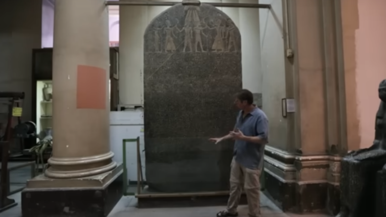 stele egypte De bekende archeoloog Flinders Petrie ontdekte in 1896 nabij Luxor, in zuidelijk Egypte, een stele, een rechtop staande steen, van vijf meter hoog en 2,5 meter breed, aan beide zijden beschreven met hiërogliefen, waaronder de naam 'Israël'.