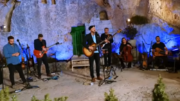 BecauseHeLives Joshua Aaron zingt het klassieke lied van Bill Gaither 'Omdat Hij Leeft' in het Engels en het Hebreeuws in de Graftuin in Jeruzalem. U bent een van de eersten die het lied beluisterd, het ging op 31 maart in première.