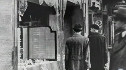 Kristallnacht Dinsdag 18 april herdacht Israël de Shoa, de vernie­tiging van het Joodse leven in Europa. Op deze dag in 1943 kwamen de half miljoen Joden, die de nazi's in het getto van Warschau bijeen hadden gedreven, in opstand.