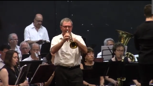 kiryat ono Terwijl we in de shabbatslezingen bezig zijn met de twee signaaltrompetten, mag u in deze video luisteren naar het blaasorkest van afgestudeerden van Kiryat Ono, met trompettist Danny Karni. De muziek is gearrangeerd door Yitzchak Gratziani.