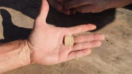 Hebreeuws amulet Een van de eerste opdrachten die Jozua uitvoerde na het binnentrekken van het beloofde land en de inname van Jericho, was het bouwen van een altaar op de berg Ebal, zoals Moses had opgedragen (Jozua 8:30).