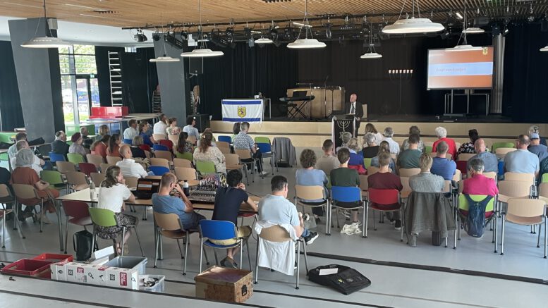 IMG 2127 In deze reeks reportages wordt een aantal Messiaanse gemeenten bezocht. Hiermee wordt de drempel om een (nieuwe) Messiaanse gemeente te bezoeken kleiner. Ook vergroot dit het onderling begrip en daarmee de eenheid binnen Messias' lichaam. Dit keer: Messiaanse gemeente Gouda (Zuid-Holland). 