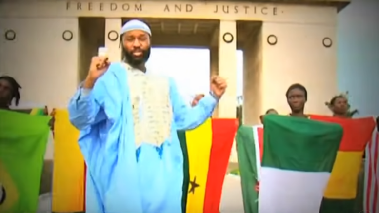 MichaelBenDavid Deze video Melech Hakavod, Koning der Ere, waarin Michael Ben David Psalm 24:7-10 zingt in Hebreeuws en Engels, is in in maart 2011 opgenomen in Accra en andere delen van Ghana.