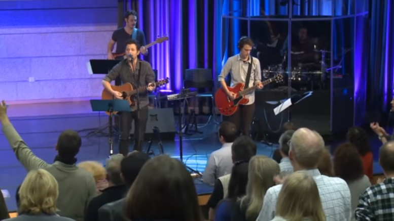 Shema king of kings In de shabbatslezingen van deze week staat in Deuteronomium 6:4 deze tekst, die wel de kern van de Joodse geloofsbelijdenis wordt genoemd: Shema Yisrael. Luister naar een uitvoering door het King of Kings Community Jerusalem Worship Team.