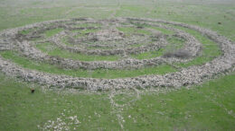 1024px Gilgal Refaim Rujm el Hiri In Groot-Brittannië is de oude stenencirkel van Stonehenge een beroemde megalitische plek, Israël heeft zijn oeroude Gilgal Refaim steen­kringen op de Golan­hoogten. De Arabieren noemen de plek Rujm al-Hiri, 'hoogte van de wilde kat'.