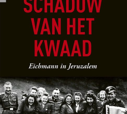487x840 Adolf Eichmann was verantwoordelijk voor de treindeportaties van vooral Joden naar de kampen tijdens de Tweede Wereldoorlog. Hij stelde slechts een ‘radertje’ in het geheel te zijn geweest, maar was hij eigenlijk niet erger dan zijn opdrachtgevers? Hoe verhoudt zich ‘klein’ kwaad tot absoluut kwaad? Over die vraag gaat het boek ‘In de schaduw van het kwaad’ van Ian Buruma. Wat komt erin naar voren?