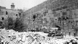 KOTEL IN RUINS In de shabbatslezingen bemoedigt God zijn volk voor de oorlogen die zij moeten voeren: wees niet be­vreesd, beef niet en schrik niet voor hen terug, want het is de HEERE, uw God, Die met u meegaat, om voor u tegen uw vijanden te strijden om u te verlossen.