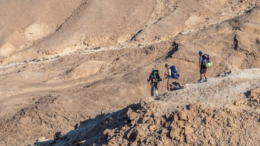 Ramonkrater De Israel National Trail, die Israël van noord naar zuid doorkruist, is ruim 1000 km lang, en brengt je naar gebieden in het noorden en zuiden waar de twaalf verspieders nooit zijn geweest. Hij is speciaal opgezet voor wandelaars die het Heilige Land te voet willen ontdekken.