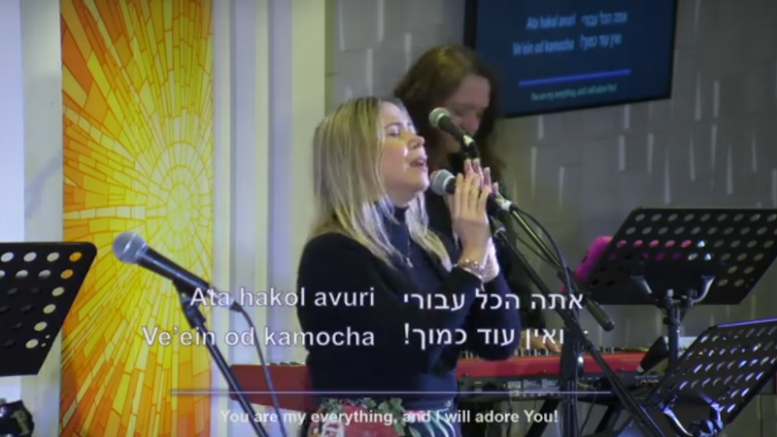 attahakol Een prachtig Hebreeuws loflied bezingt de heiligheid en grootheid van God, de Koning der koningen. Het is een opname van Tiferet Yeshua, een gemeenschap van Israëli's in Tel Aviv die geloven dat Jezus de Messias van Israël is.