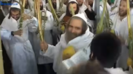 Soekot dansen met loelav Soekot, het Wekenfeest, dat van 29 september tot 6 oktober duurt, is een periode van vreugde. In de Torah worden we niet minder dan drie keer opgedragen, om ons te verheugen en gelukkig te zijn tijdens Soekot.