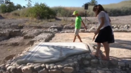 mozaiek In deze video ziet u het conserveren van de resten van de oude synagoge in de religieuze kibboetz Tirat Tzvi, 10 km ten zuiden van Beth She'an. Deze is in 1937 opgezet als verdedigingswerk tegen Arabieren door Duitse, Poolse en Roemeense Joden.