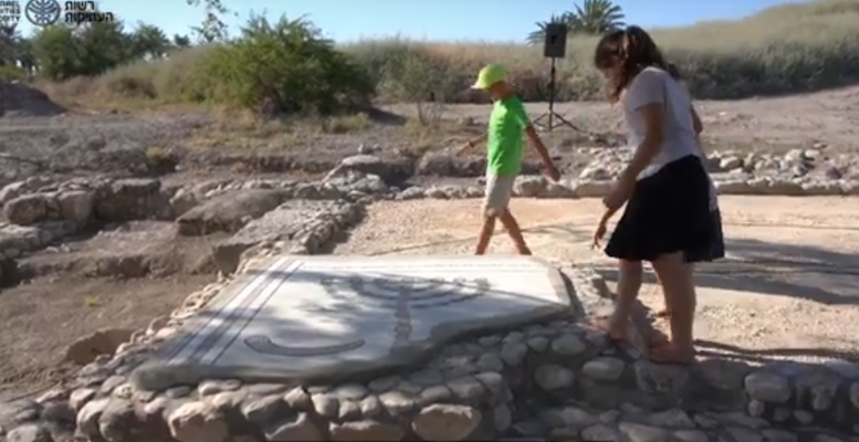 mozaiek In deze video ziet u het conserveren van de resten van de oude synagoge in de religieuze kibboetz Tirat Tzvi, 10 km ten zuiden van Beth She'an. Deze is in 1937 opgezet als verdedigingswerk tegen Arabieren door Duitse, Poolse en Roemeense Joden.