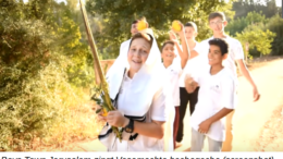 BoysTownJerusalemSoekot 'Verblijd u op uw feest', droeg Moses de Israëlieten op, 'daarom moet u werkelijk blij zijn'. Driemaal per jaar werden zij opgeroepen om in Jerusalem God te danken en feest te vieren. Daarvan zingen de jongens van Boys Town Jerusalem.