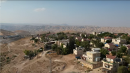 Mitzpe Yericho Toen de Israëlieten hun kamp opsloegen in de vlakten van Moab, naast de rivier de Jordaan tegenover Jericho (tijdens de laatste weken van Mozes' leven), was hun eerste aanblik van het Land Israël die van de Judese heuvels van Mitzpe Yericho.