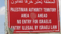 850x1200 e1700476625753 Het is opvallend dat van geen elk conflict zoveel domme en valse zaken worden beweerd als over het Arabisch-Israëlisch conflict. Tom van Bemmelen heeft de belangrijkste van zulke beweringen naast de feiten gelegd in zijn boek ‘150 Palestijnse fabels’. Hoe doet hij dat?