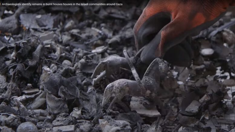 Archeologie slachting 7 oct Gewoonlijk graven archeologen van de Israel Antiquities Authority naar restanten van duizenden jaren oude beschavingen. Deze weken werken archeo­logen mee aan de zoektocht naar menselijke resten, na de massa­moord die Hamas-strijders op 7 oktober uitvoerden.