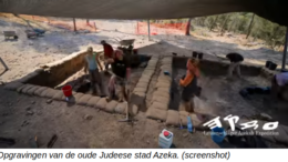 Azeka We bezoeken vandaag Azeka, een plaats die een rol speelt in de strijd tussen Israël en de Filistijnen ten tijde van koning Saul. In die strijd versloeg de jonge schaap­herder David de Filistijnse kamp­vechter Goliath.