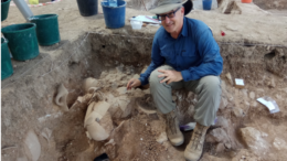 Gath aren maier Tell es Safi is al een oude nederzetting, hij bestond al in de Bronstijd en de IJzertijd, rond 2600 jaar voor Christus. Hij ligt op de Judese Laagvlakte, tussen de steden Ashkelon en Bet Shemesh. Volgens archeologen was het de Filistijnse stad Gath.