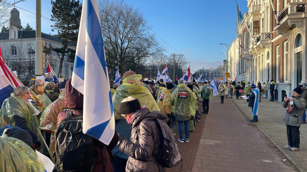 Manifestatie Vredespaleis1 Lees het artikel Het theaterstuk met genocide