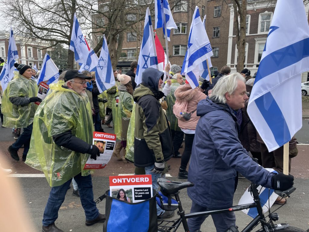 Manifestatie Vredespaleis2 Lees het artikel Het theaterstuk met genocide