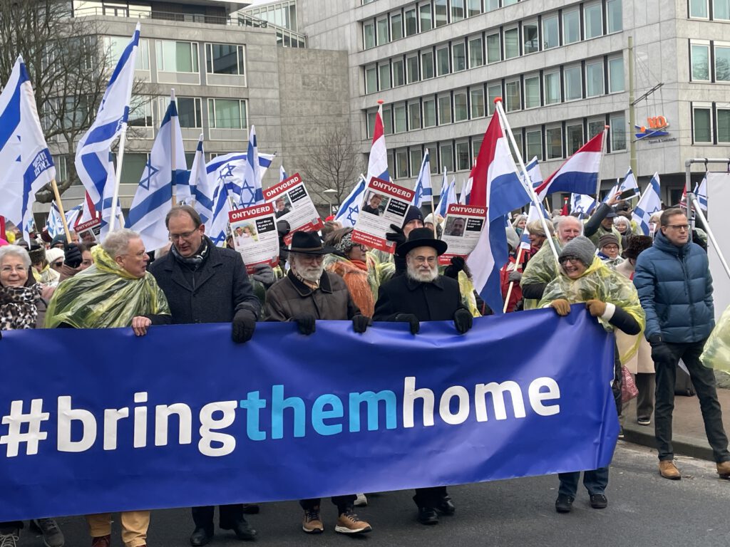 Manifestatie Vredespaleis3 Lees het artikel Het theaterstuk met genocide