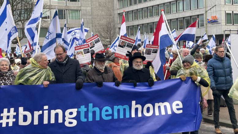 Manifestatie Vredespaleis3 Lees het artikel Het theaterstuk met genocide