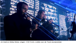 Ahavat Torah In de synagogen werd vorige week Exodus 20 gelezen, met daarin de Tien Geboden, de Tien Woorden. Die vormen de kern van Gods onderwijzing, Gods Torah. Dit lied zingt van liefde voor de Torah, die ons de weg wijst naar een goed leven.