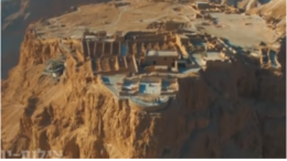 Masada De bergvesting Masada is een van de populairste toeristische plaatsen van Israël, een symbool van moed in een tijd van verdrukking. Het is ook een van de plaat­sen waar Israëlische mili­tairen de eed van trouw aan de Staat zweren.